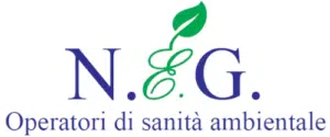 Immagine di una persona che pulisce una stalla Alt Text Persona che utilizza tecniche di disinfestazione in zootecnia per pulire una stalla