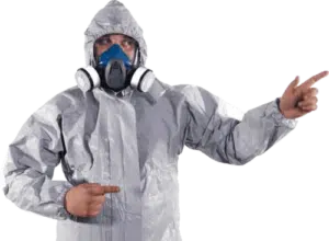 Immagine di una persona che utilizza un repellente per rettili, mostrando come allontanare i rettili dalle abitazioni e dalle proprietà